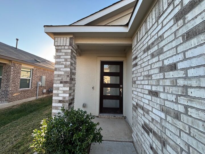 Property Photo: 117 Canley Loop TX 78634