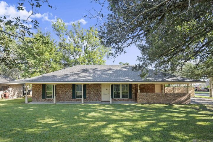 Property Photo:  9589 Macedonia Ave  LA 70810