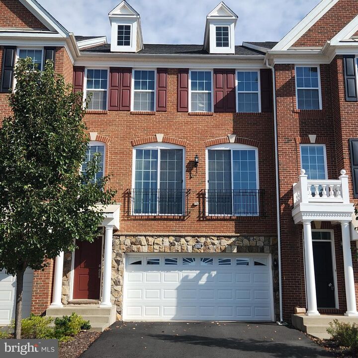 Property Photo: 42822 Edgegrove Heights Terrace VA 20148