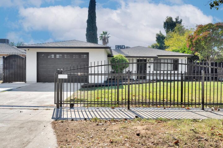 3097 W Santa Ana Avenue  Fresno CA 93722 photo