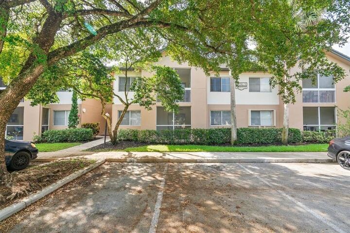 Property Photo: 9899 Westview Dr 516 FL 33076