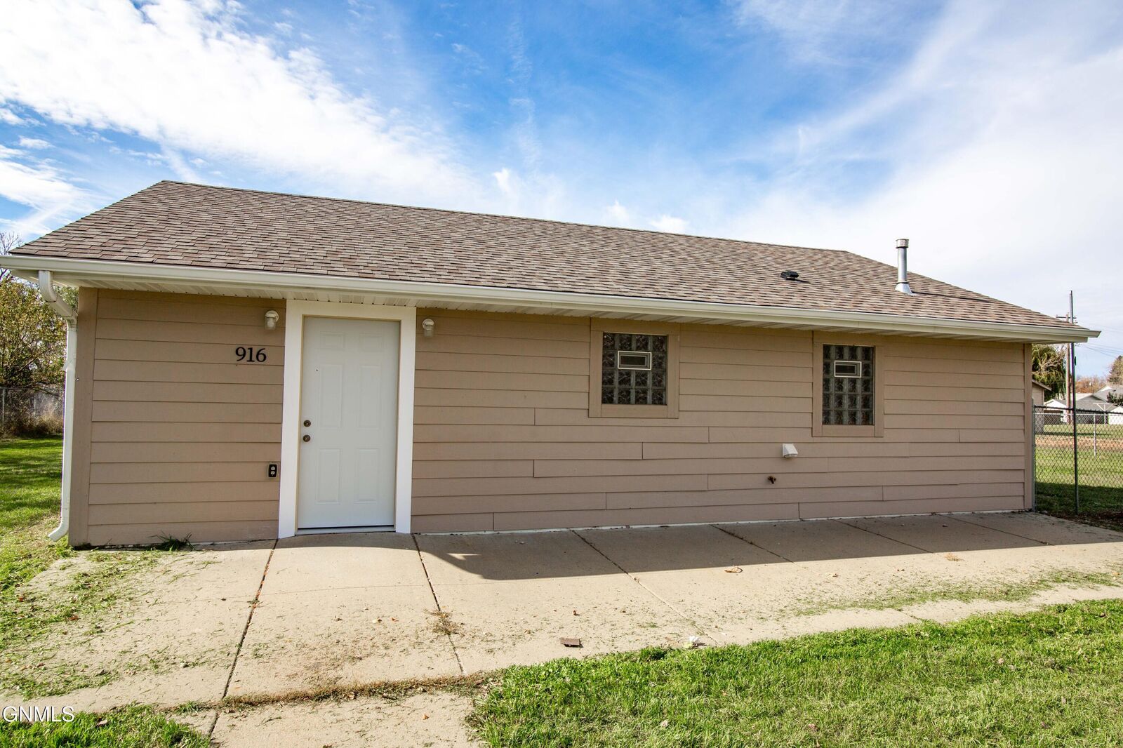 Property Photo: 916 1st Avenue E ND 58647