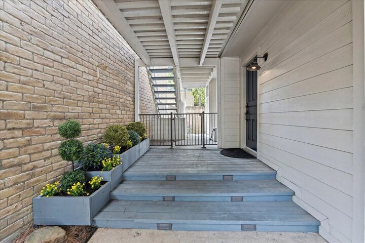 Property Photo: 201 Vanderpool Lane 3 TX 77024