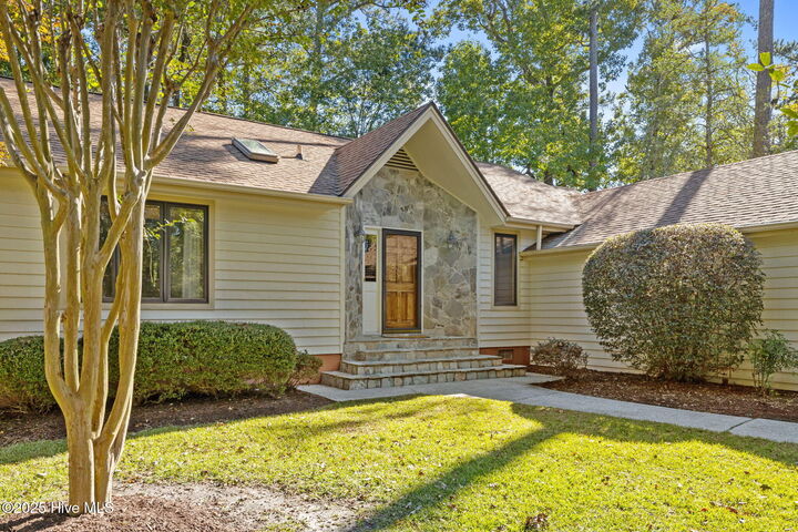 Property Photo:  404 Hillcrest Drive  NC 28557 