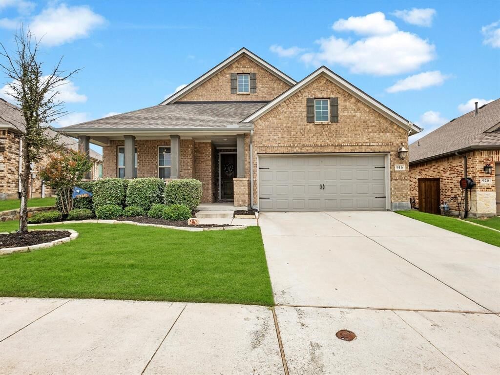 Property Photo: 916 Monarch Lane TX 75009
