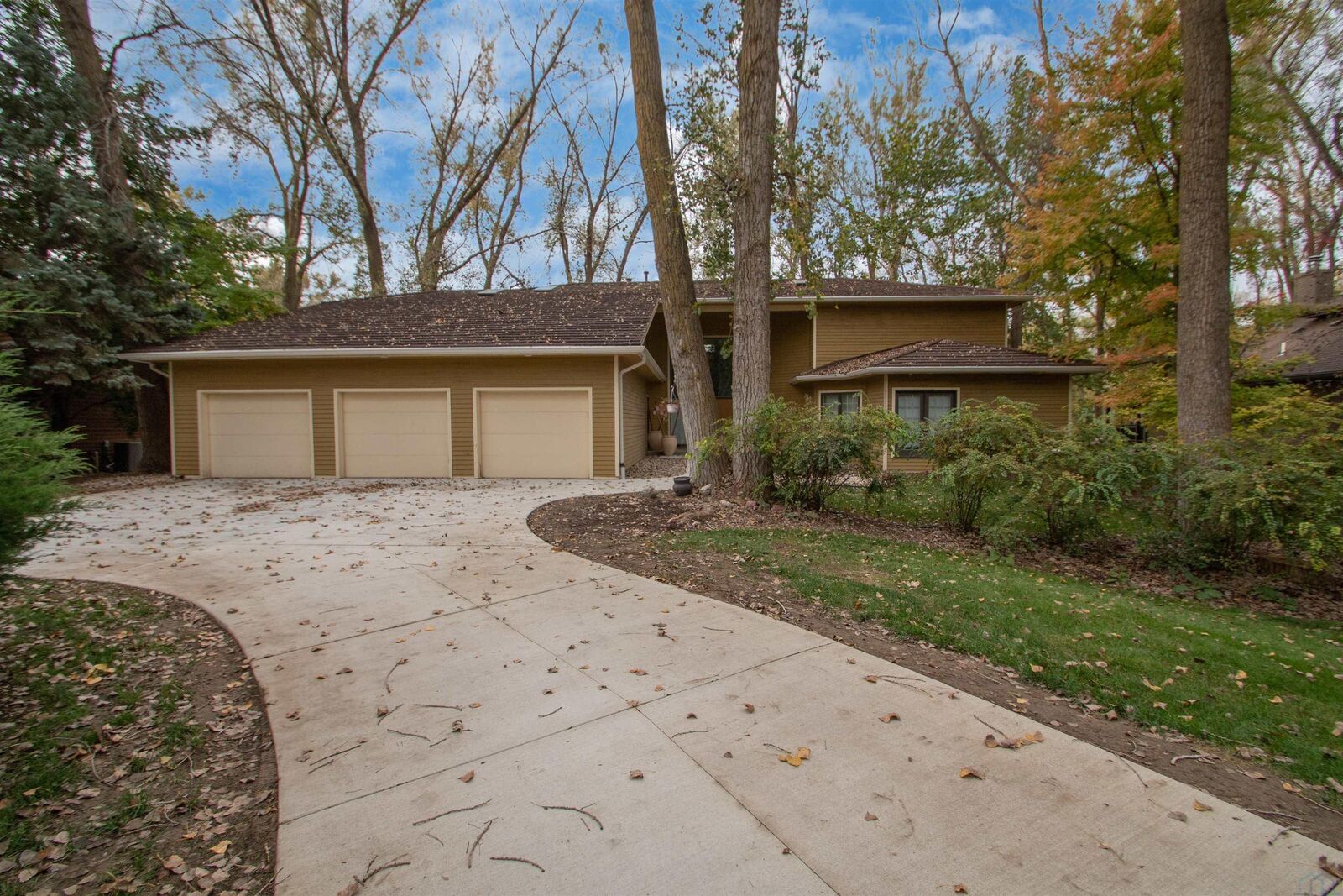 Property Photo: 652 E Sawgrass Trail SD 57049
