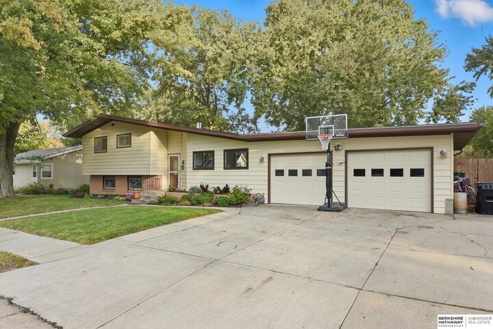 Property Photo:  810 W 11th Street  NE 68066