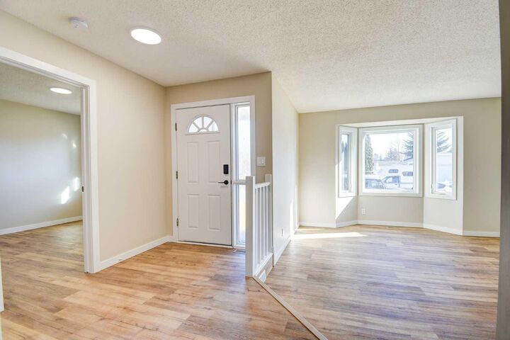 Photo de la propriété: 112 Dixon Crescent AB T4R 2H5