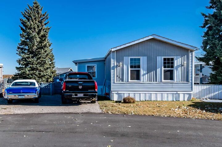 Property Photo:  422 Homestead Trail SE  AB T1V 1J9