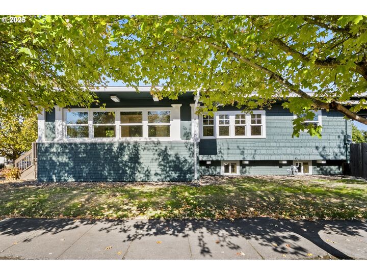 Property Photo:  6304 N Burrage Ave  OR 97217