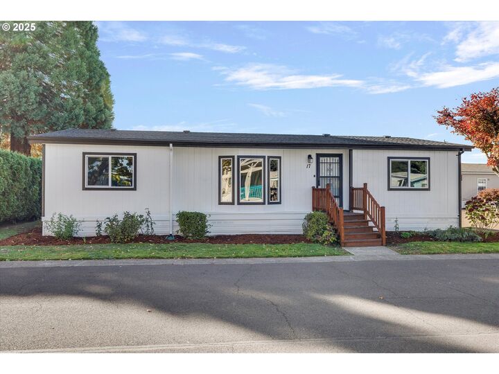 Property Photo:  835 SE 1st Ave 17  OR 97013