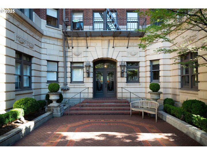 Property Photo:  2141 NW Davis St 403  OR 97210