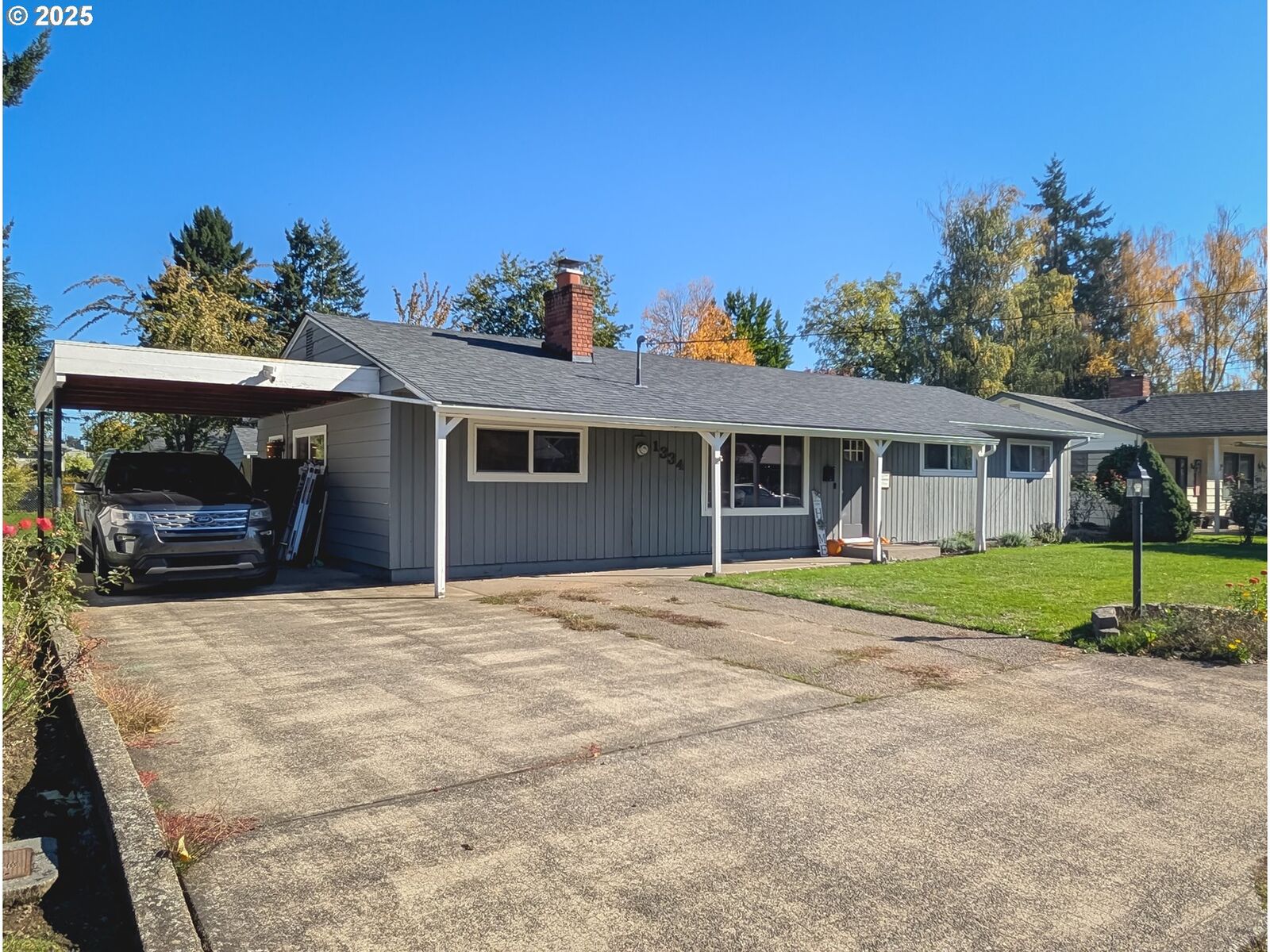 Property Photo:  1334 SW Blaine St  OR 97128 