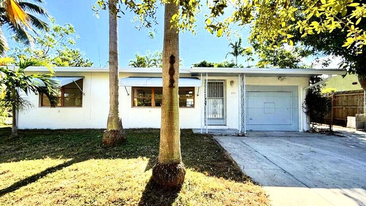 Property Photo: 802 Lytle Street FL 33405
