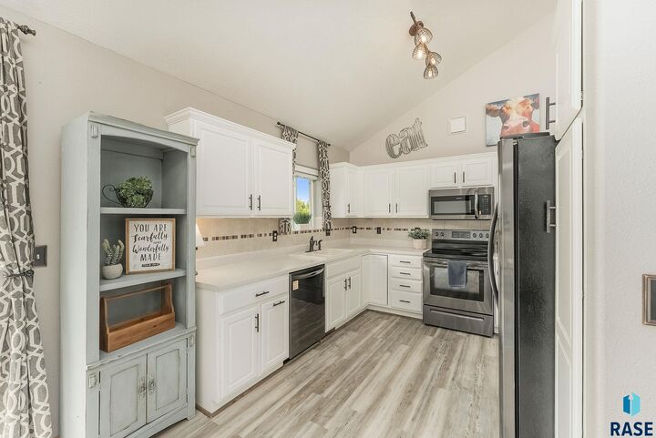 Property Photo: 27295 Sequoia Ave SD 57064