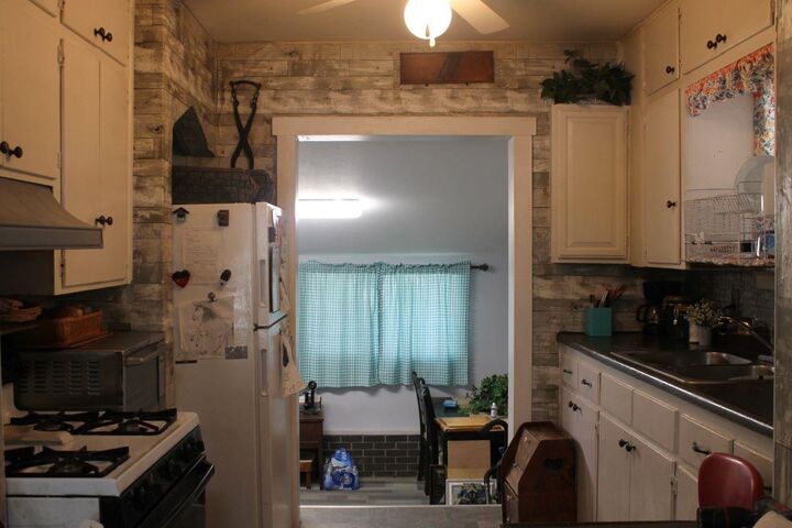 Property Photo:  812 E 6th Ave  KS 67501 