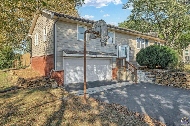 Property Photo: 4220 SE 29th St KS 66605