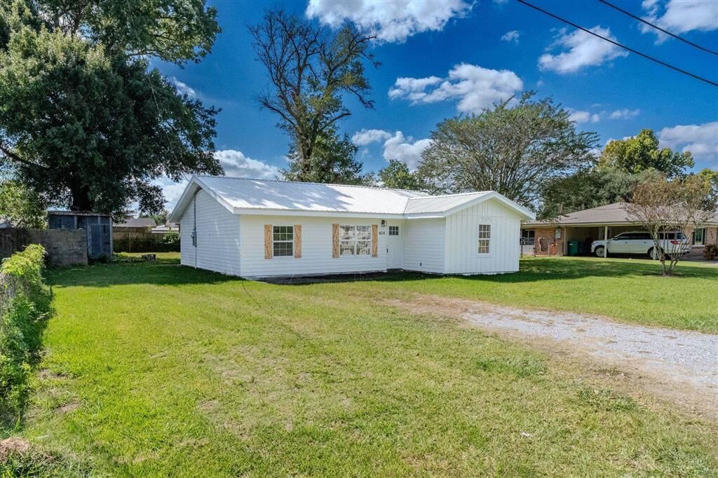 Property Photo: 404 Arabie Rd LA 70607