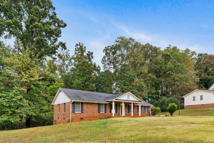 Property Photo: 310 Slopingwood Lane SC 29301