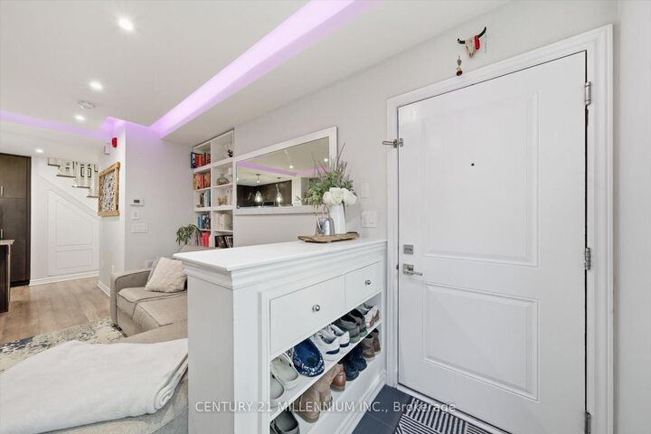 Property Photo:  95 Eastwood Park Gardens 21  ON M8W 0B9 