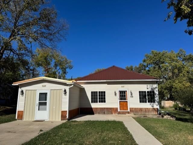 Property Photo:  708 10th St.  SD 57062 