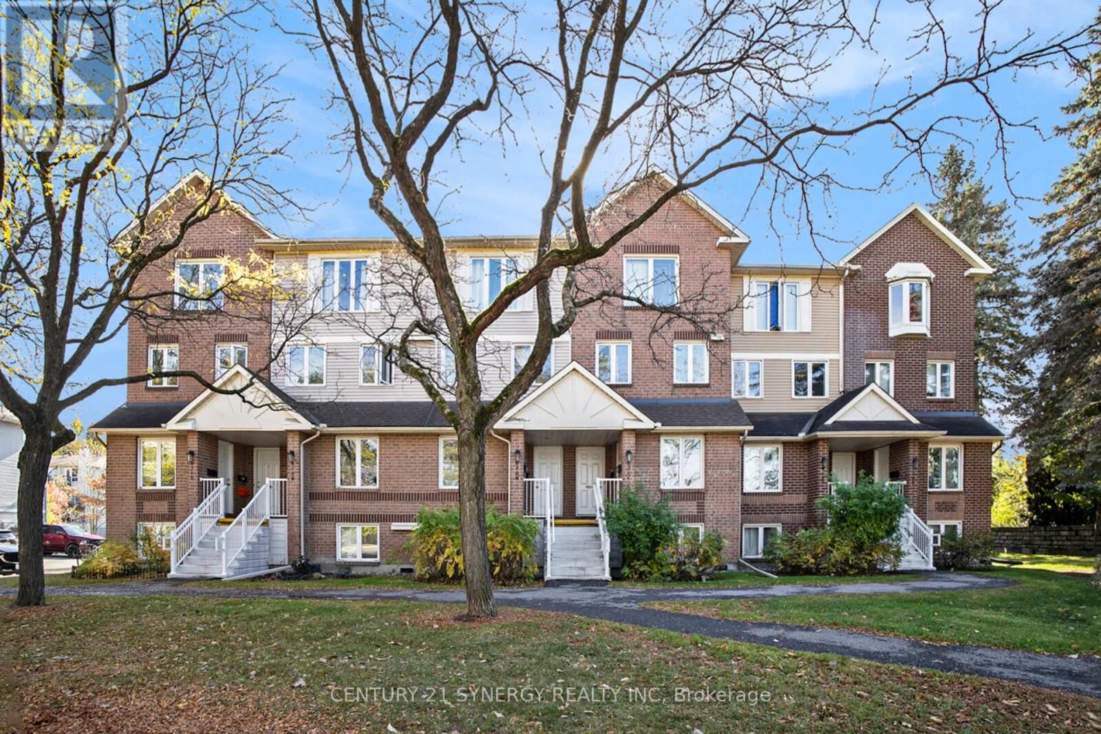 Photo de la propriété:  6706 Jeanne D'Arc Boulevard North A  ON K1C 6E9