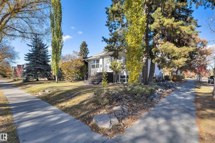 Photo de la propriété: 9304 71 Avenue NW AB T6E 0K8