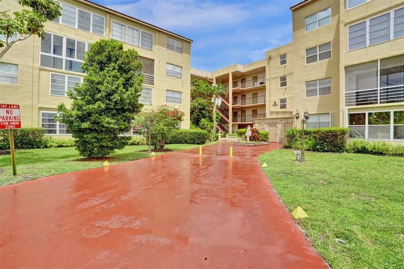 Property Photo: 2801 Somerset Dr 101 FL 33311