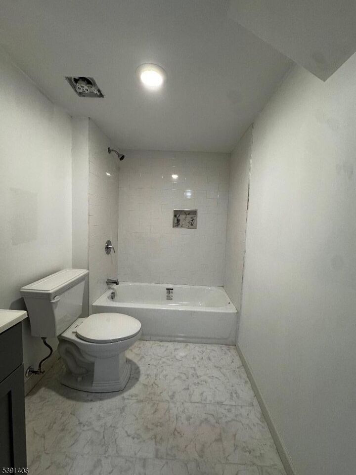 Property Photo:  696 Dr Martin Luther King J 3  NJ 07102