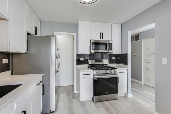 Property Photo:  609 Hanover Court X-1  IL 60194