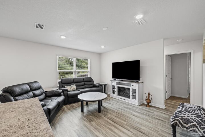 Property Photo: 1772 Paisleigh Dr FL 32534