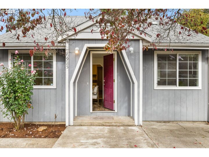 Property Photo:  6925 SE Lexington St  OR 97206 