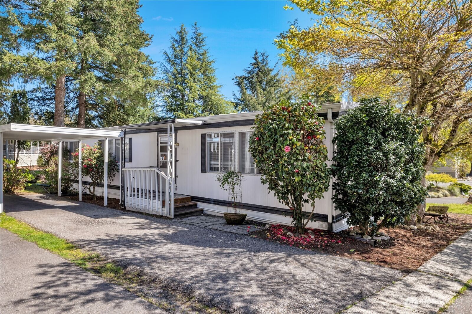 Property Photo:  18425 NE 95th Street 146  WA 98019
