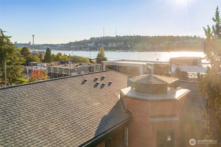 Property Photo:  2717  Franklin Avenue E 304  WA 98102 