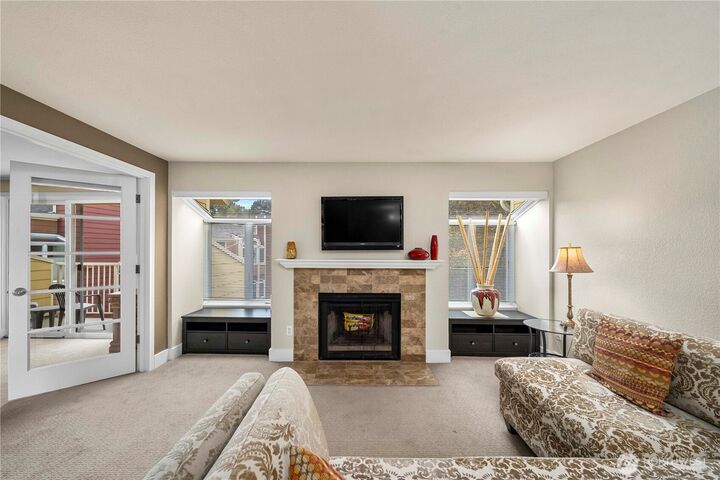 Property Photo:  15824 NE Leary Way 5-301  WA 98052