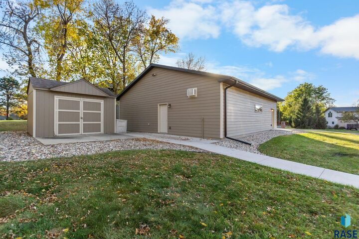 Property Photo:  2808 S Duchess Ave  SD 57103