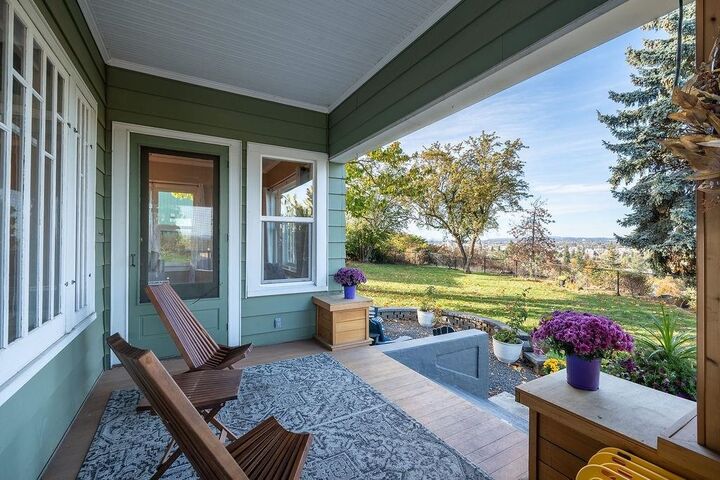 Property Photo: 2128 E Altamont Pl WA 99202