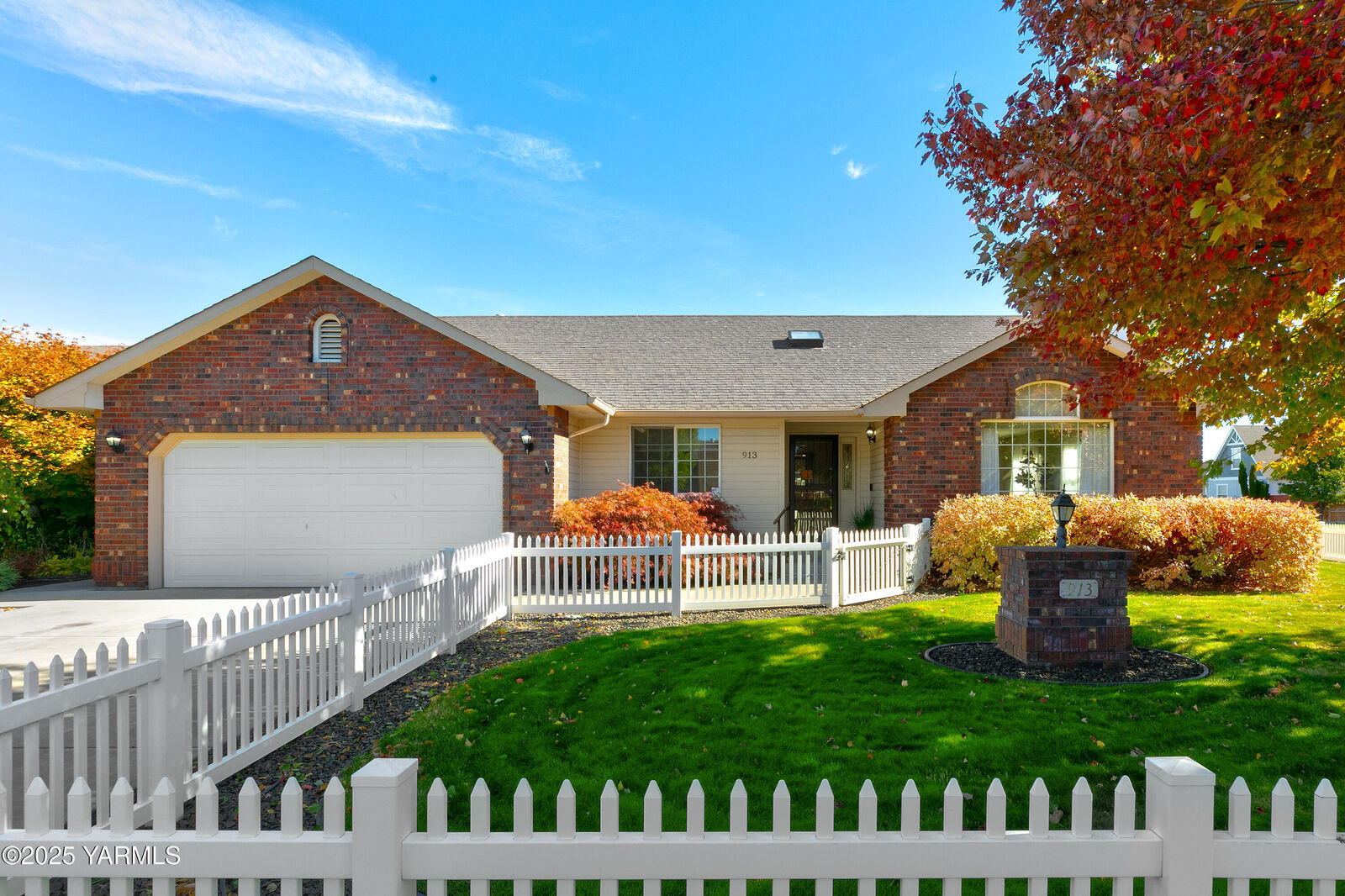 Property Photo: 913 S 77th Ave WA 98908
