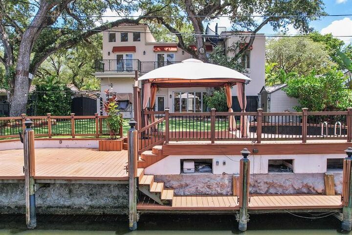 Property Photo:  921 SW 17th St  FL 33315 