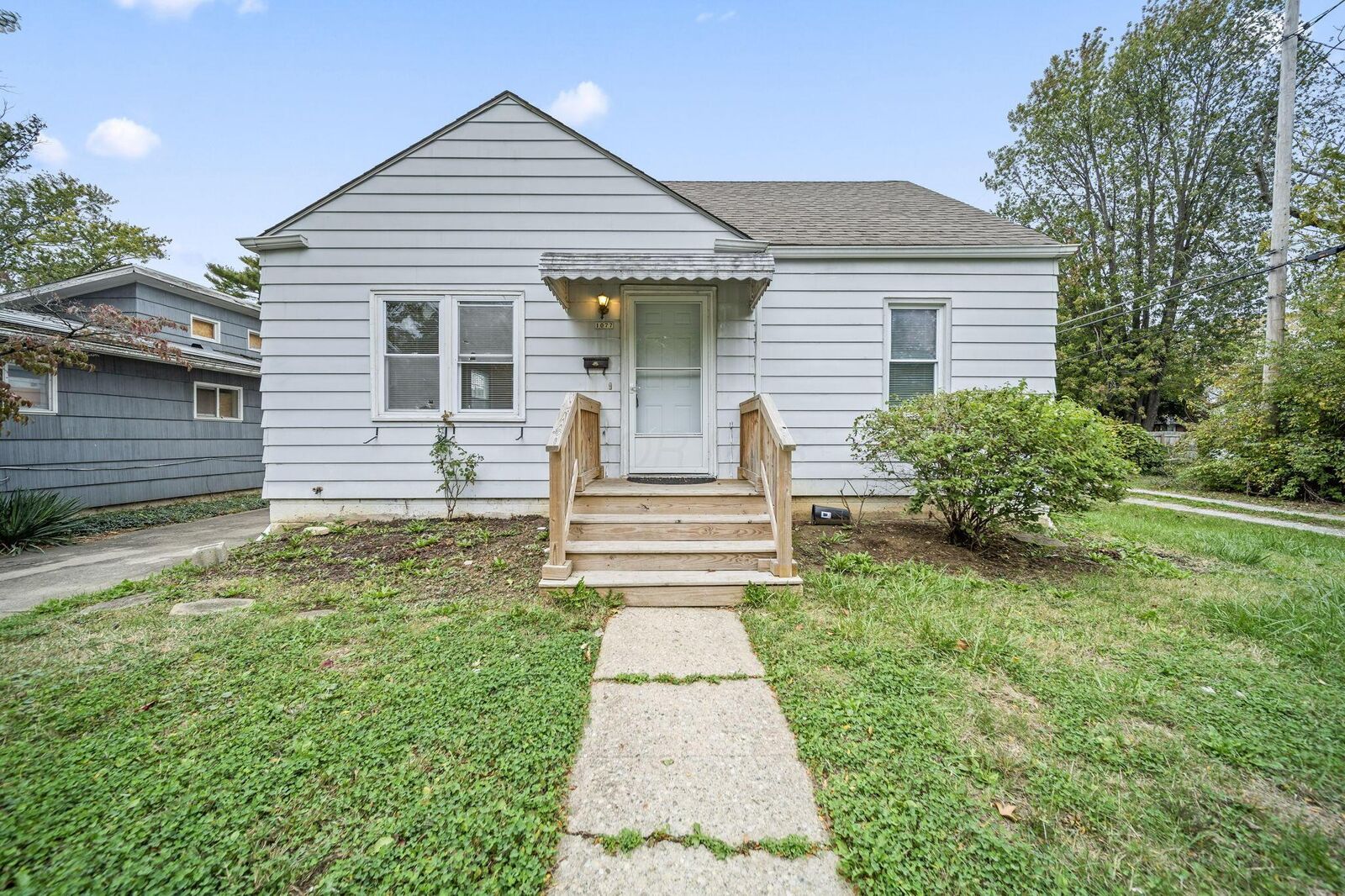Property Photo: 1077 Kenilworth Place OH 43209