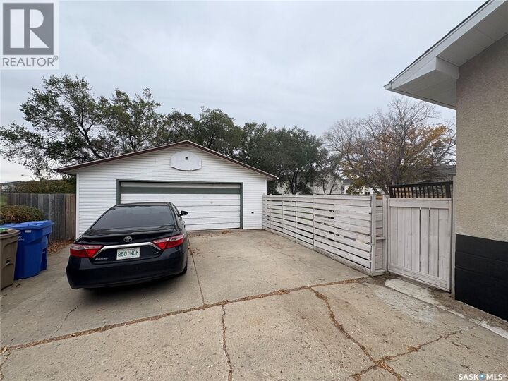 Property Photo:  26 Bedford Crescent  SK S4N 1M8