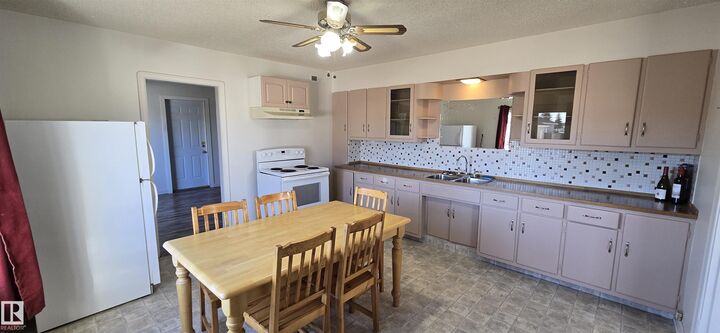 Photo de la propriété:  5806 53 Street  AB T9C 1J3
