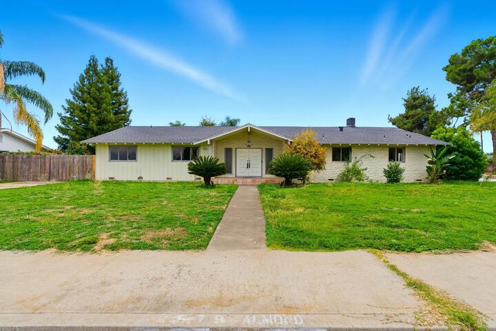 Property Photo:  2579 Almond Avenue  CA 93657 