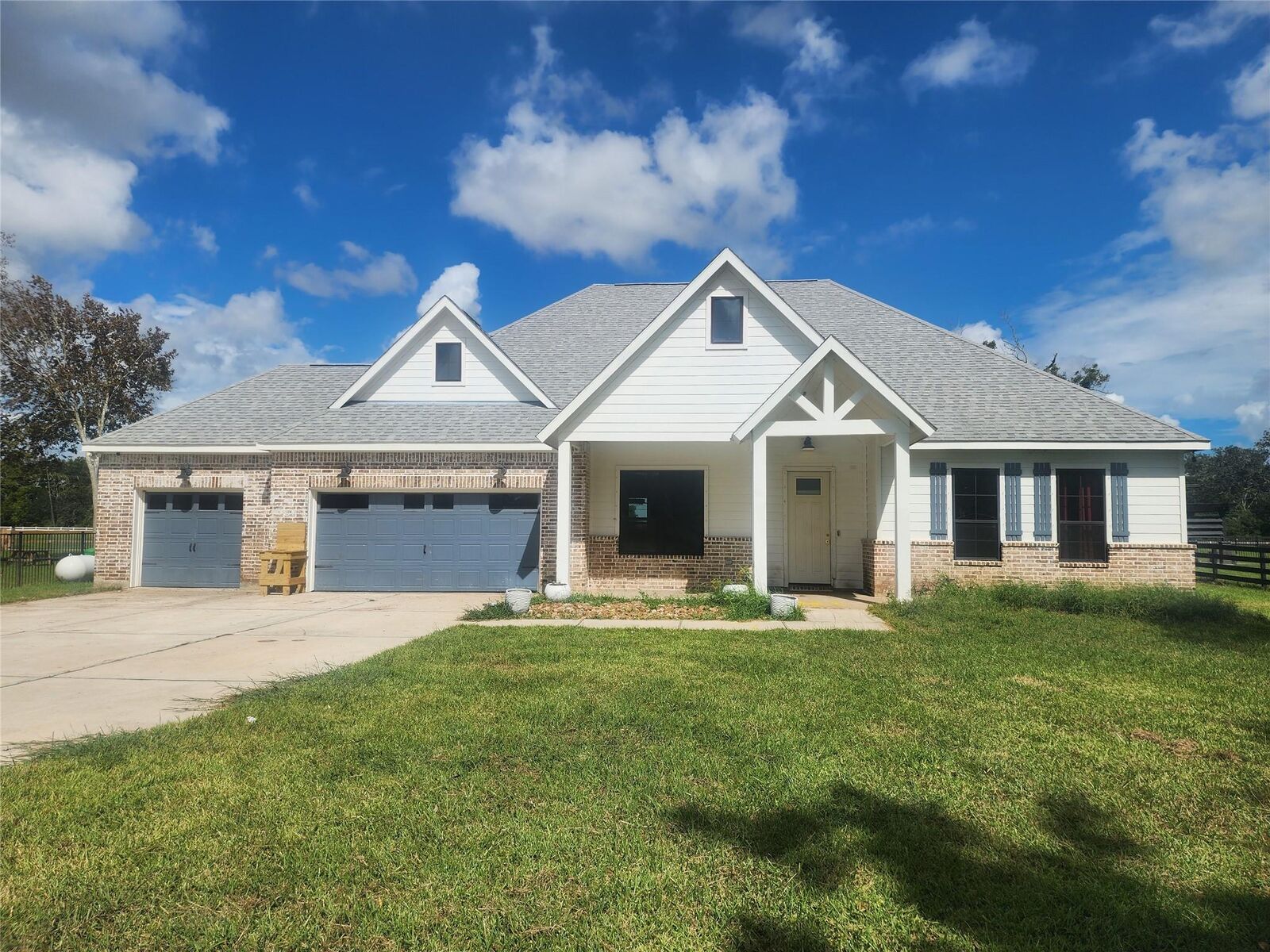 Property Photo:  214 Lakeland Circle  TX 77583 