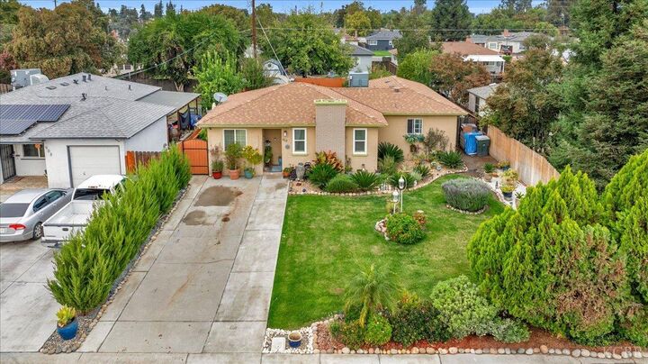 Property Photo:  912 E Cypress Avenue  CA 93292