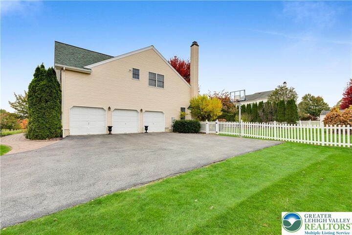 Property Photo:  4211 Jeanette Drive  PA 18020 