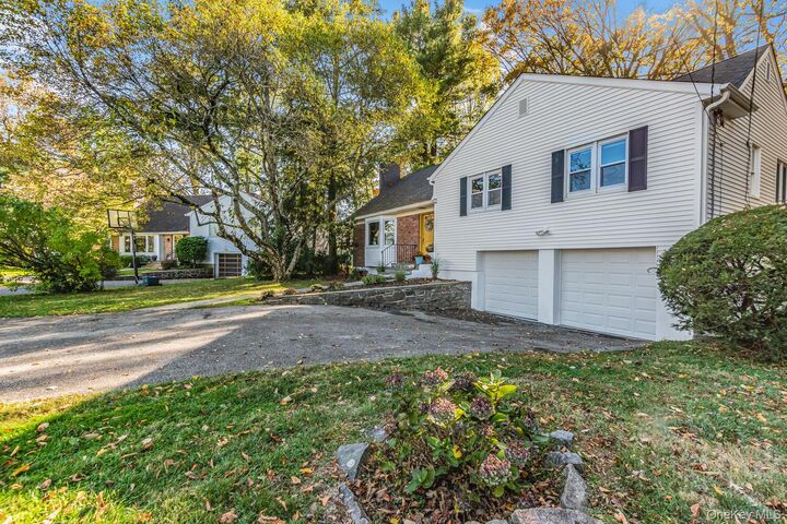 Property Photo:  73 Hilary Circle  NY 10804 