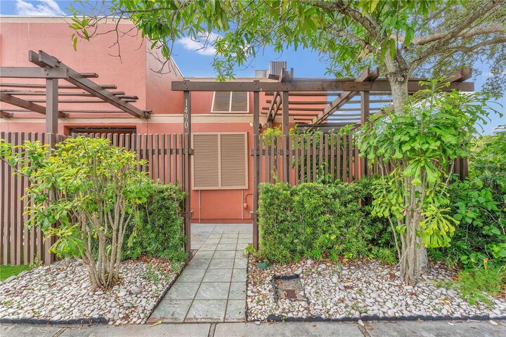 Property Photo:  1490 Laguna Lane  FL 33026