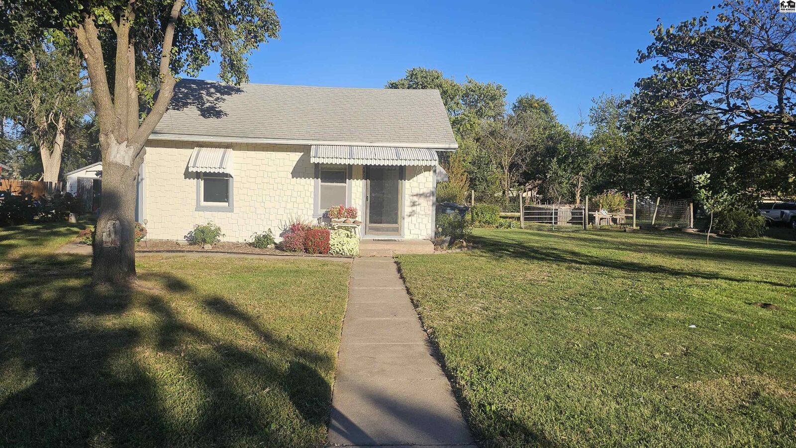 Property Photo:  612 S Howard St  KS 67501