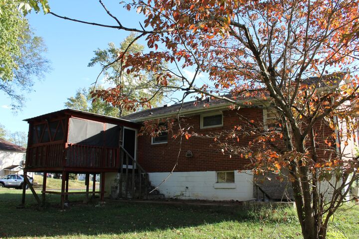 Property Photo: 913 Woodland St TN 37040